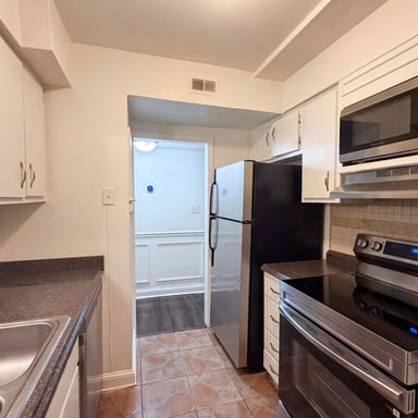 Property photo 2 of 7040 Longstreet Dr Unit C
