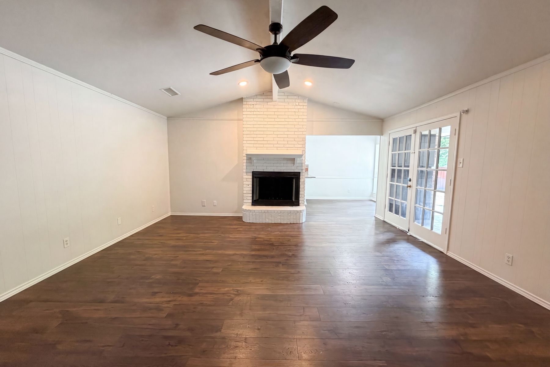 Property photo 3 of 722 S Forest Ln