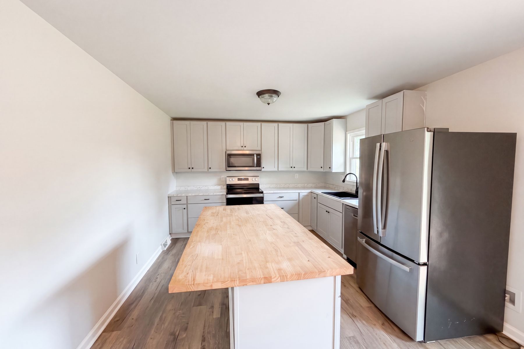 Photo 2 of 21 of 2510 Middleton Dr, Gastonia, NC