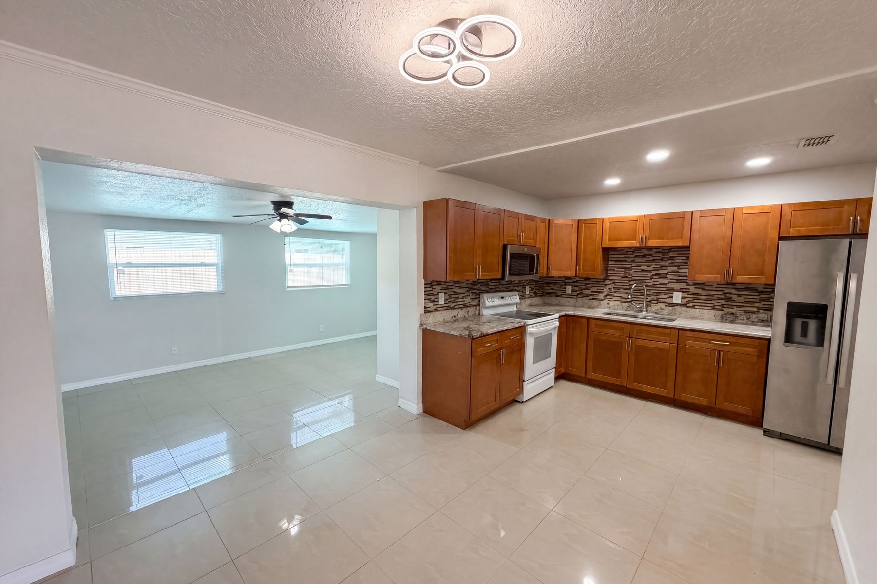 Photo 2 of 25 of 15525 Bedford Cir E, Clearwater, FL