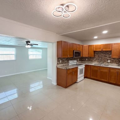 Property photo 2 of 15525 Bedford Cir E