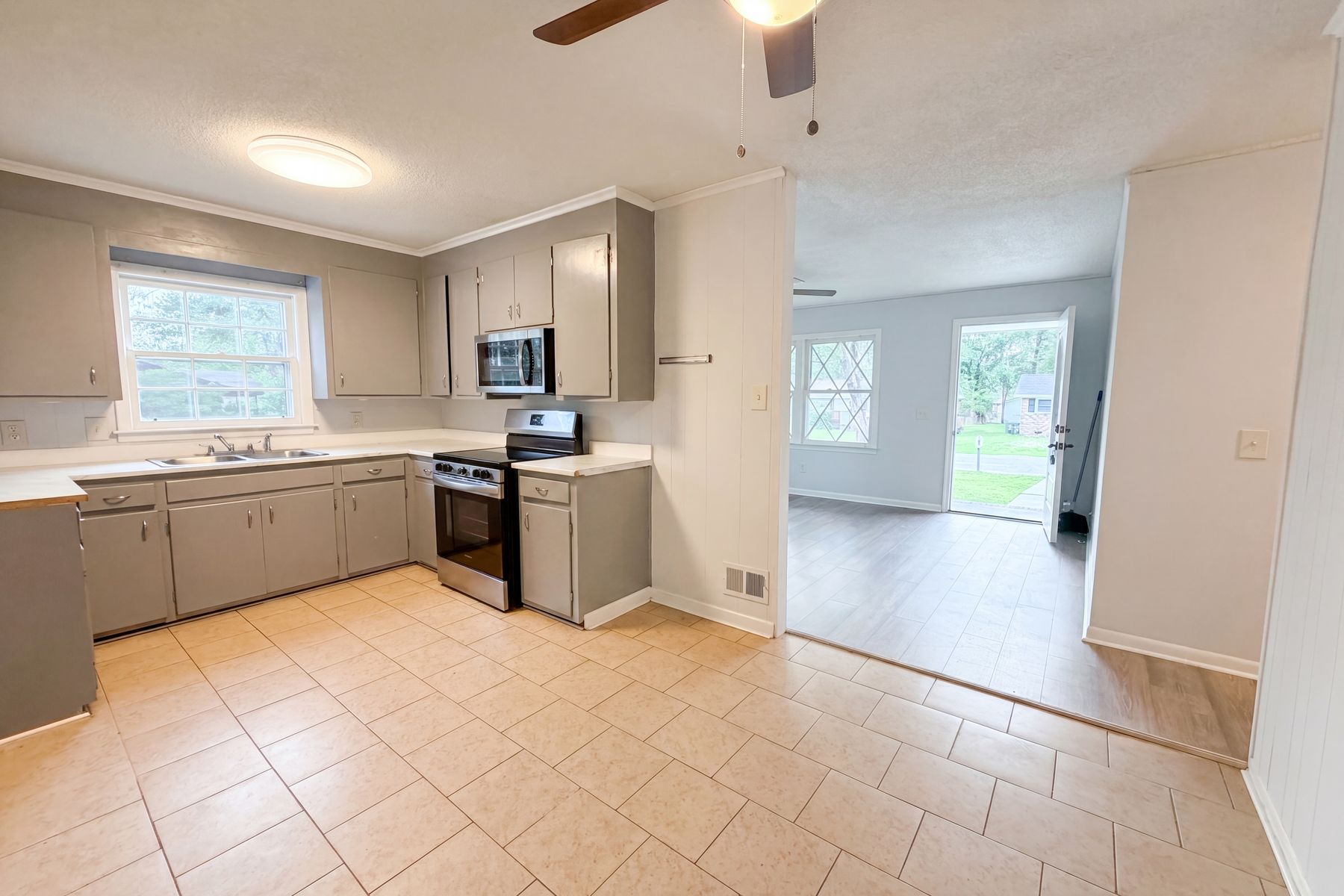 Photo 2 of 18 of 320 Redwood Ct, Columbia, SC