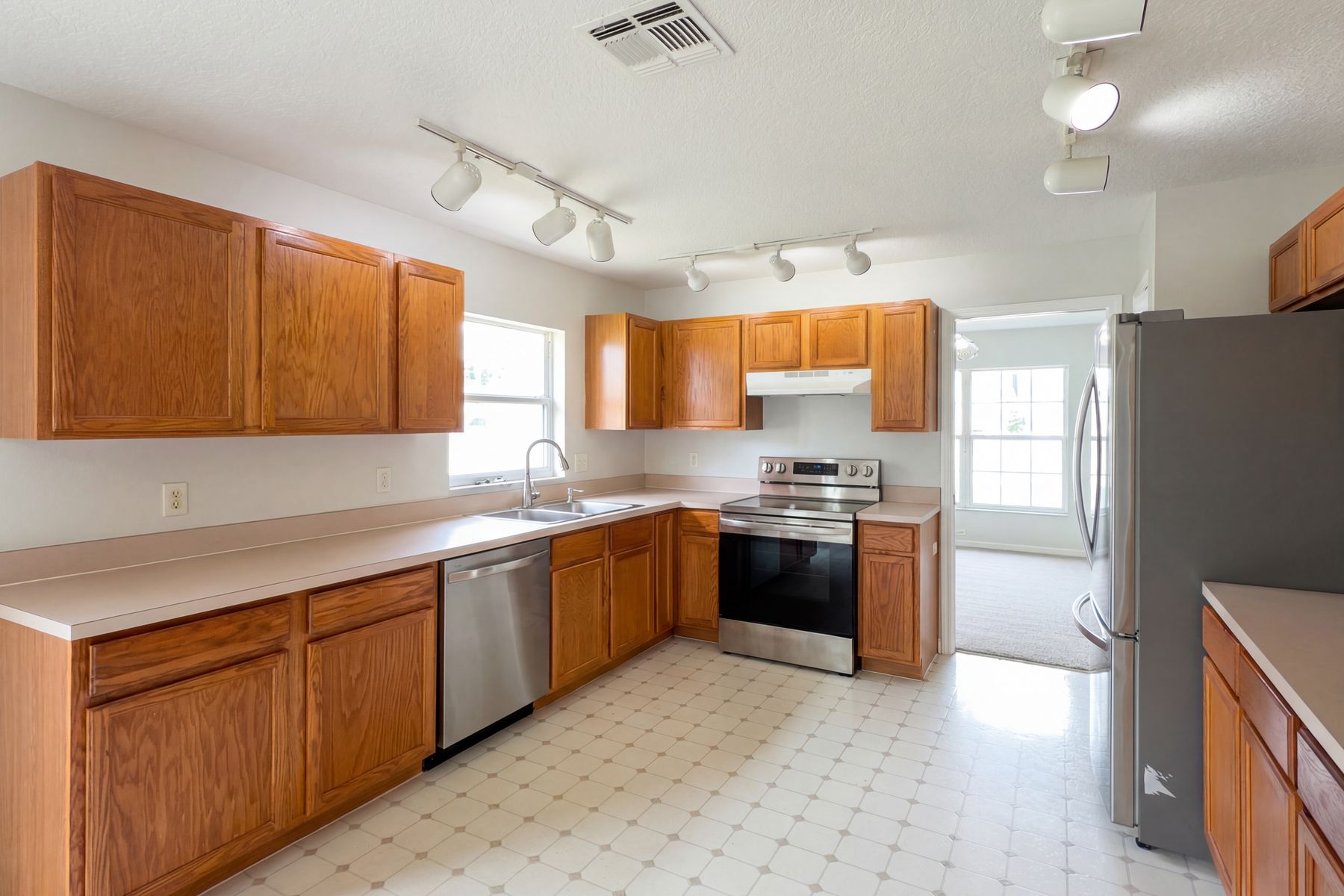 Photo 2 of 24 of 1021 Dekleva Dr, Apopka, FL
