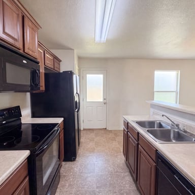 Property photo 2 of 2512 Saulsbury Dr