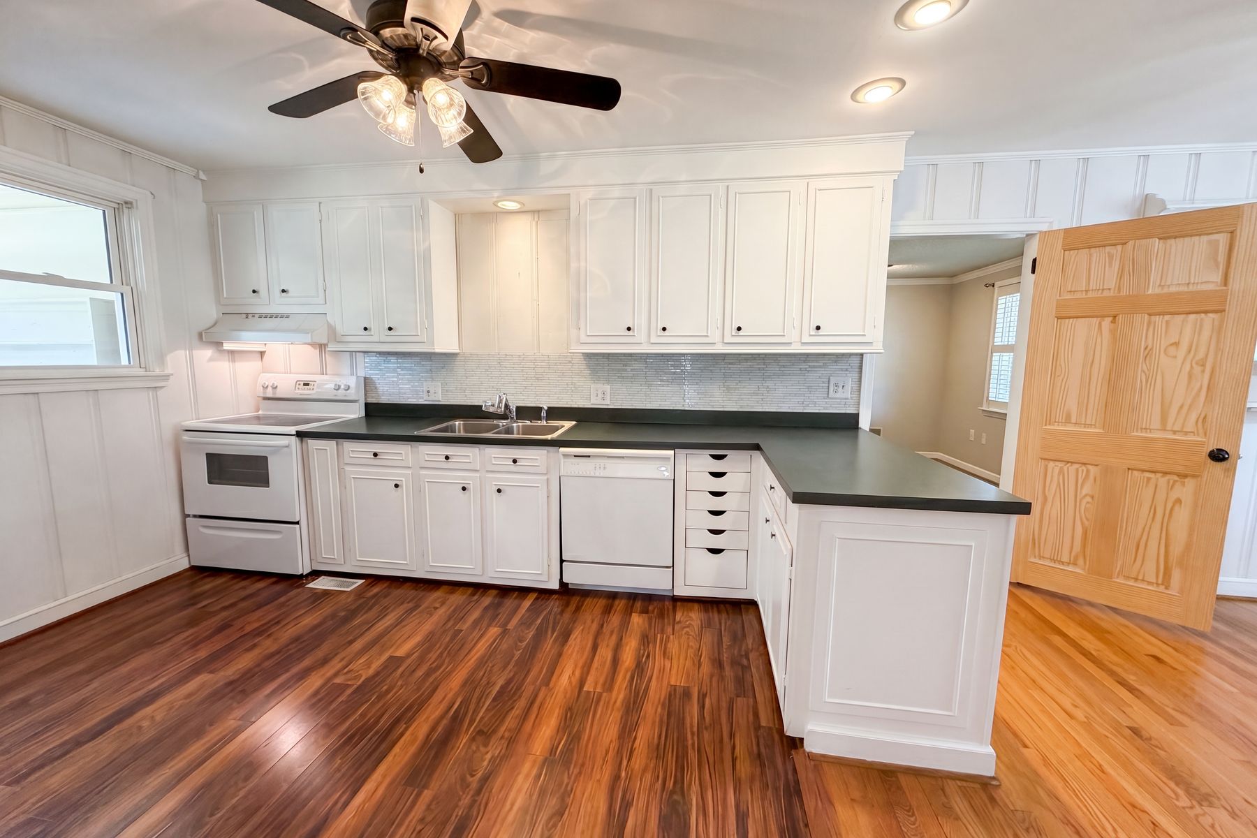Photo 2 of 20 of 3006 Hilldale Rd, West Columbia, SC