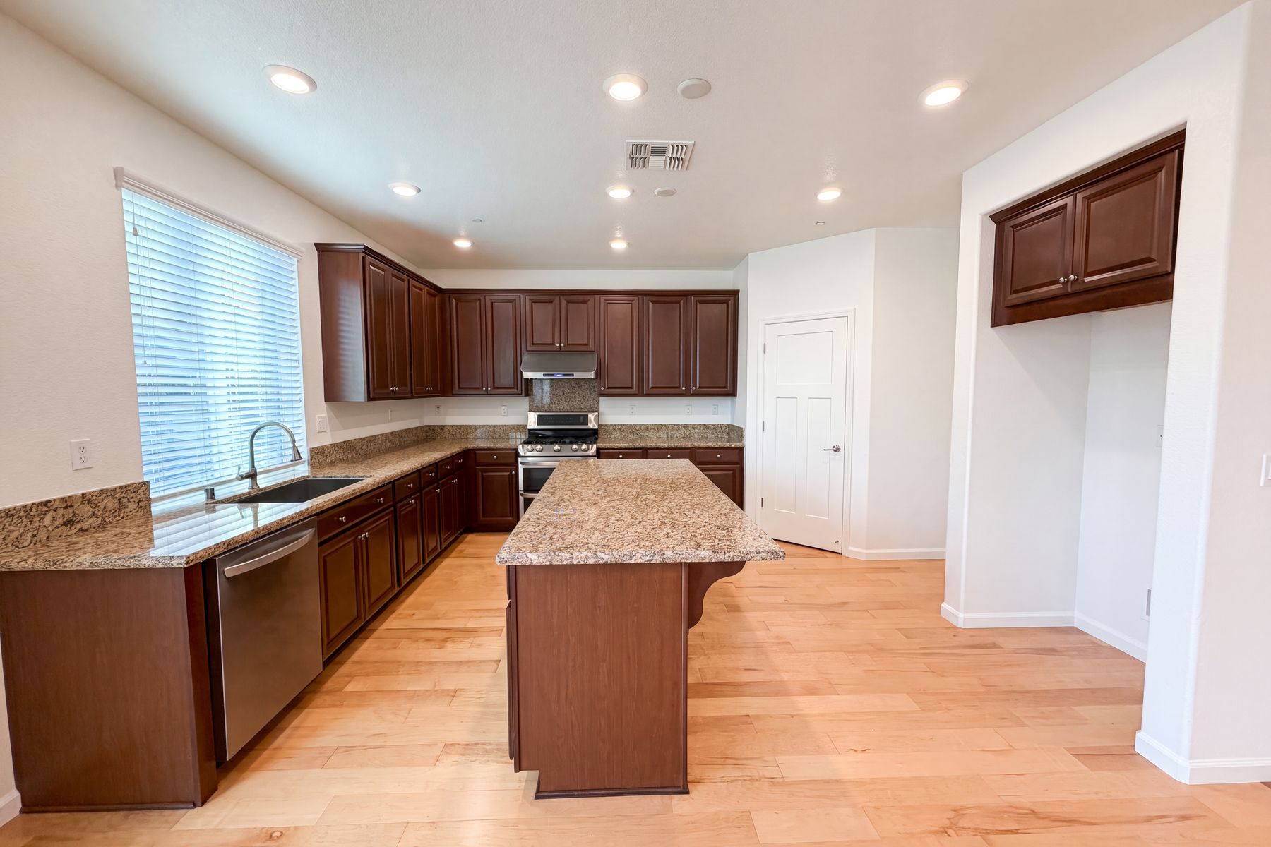 Photo 2 of 39 of 5022 Birch Valley Way, Rancho Cordova, CA