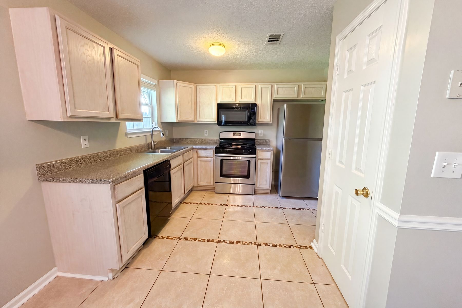Photo 2 of 26 of 3045 Stonebridge Creek Dr, Lithonia, GA