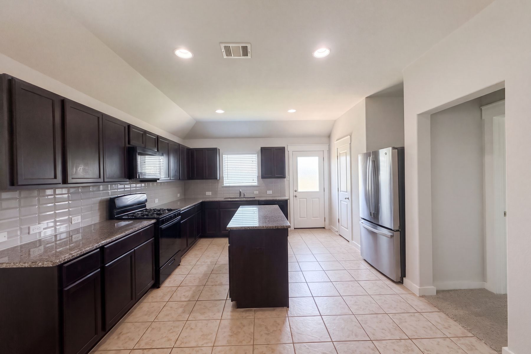 Photo 2 of 21 of 5909 Urbano Bnd, Round Rock, TX