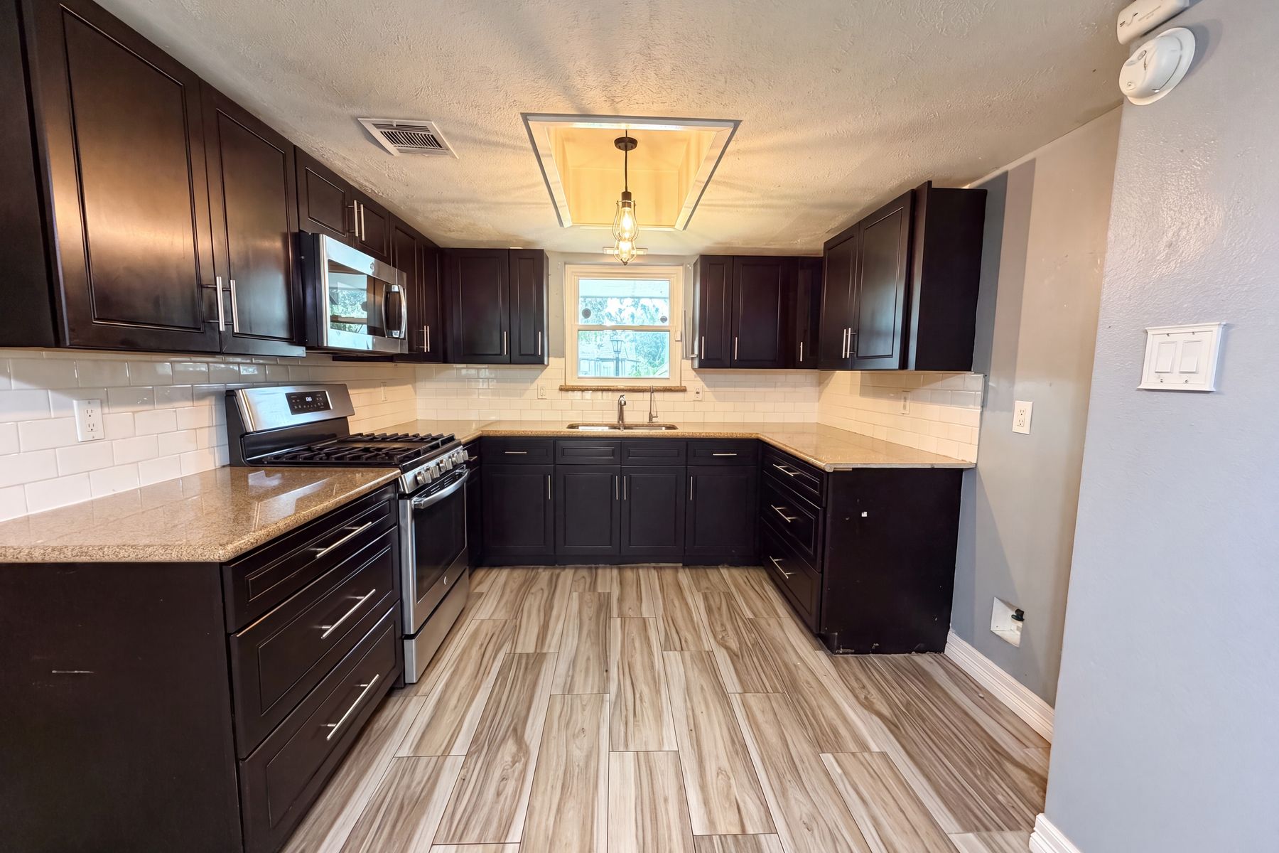 Photo 2 of 21 of 9314 Deanwood St, Houston, TX
