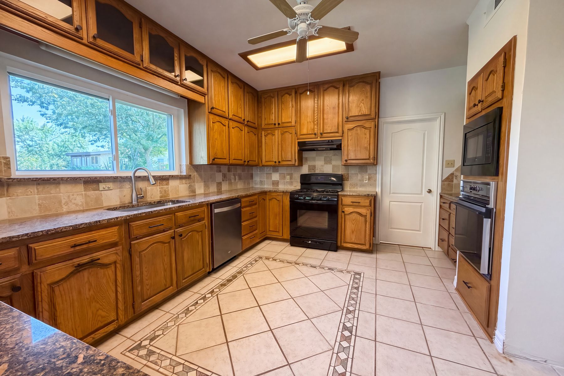 Photo 2 of 23 of 7632 Westwind Dr, Fort Worth, TX