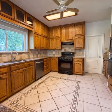 Property photo 2 of 7632 Westwind Dr