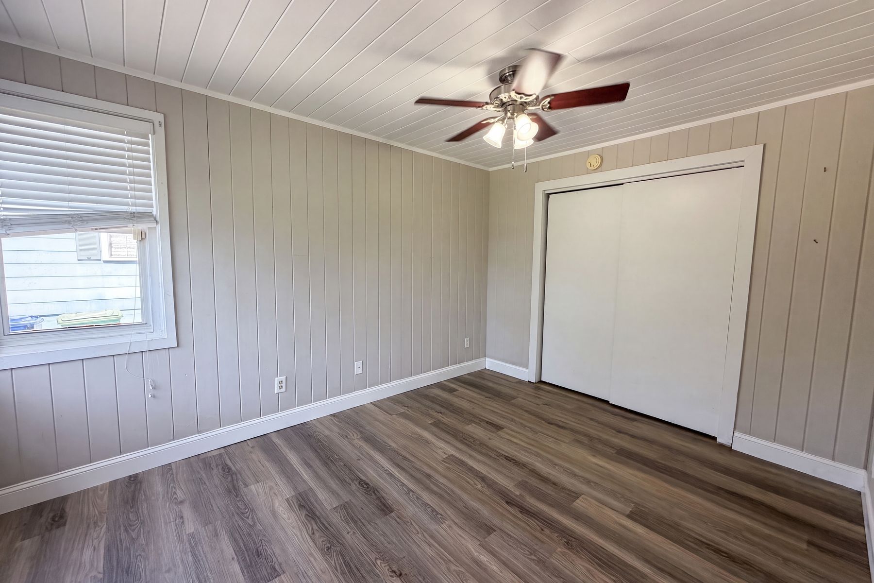 Property photo 3 of 1521 W River Shore Way