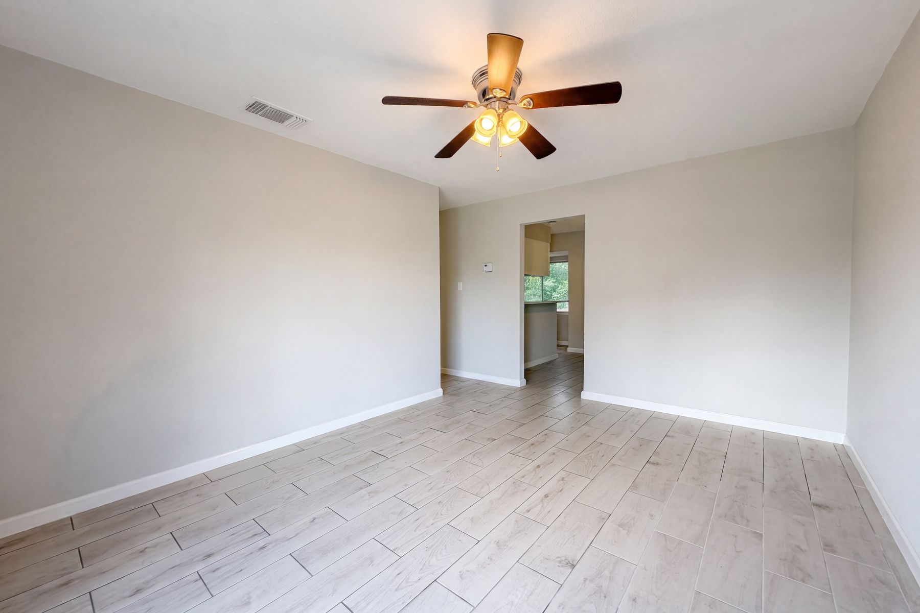Property photo 3 of 102 Dartmoor Dr