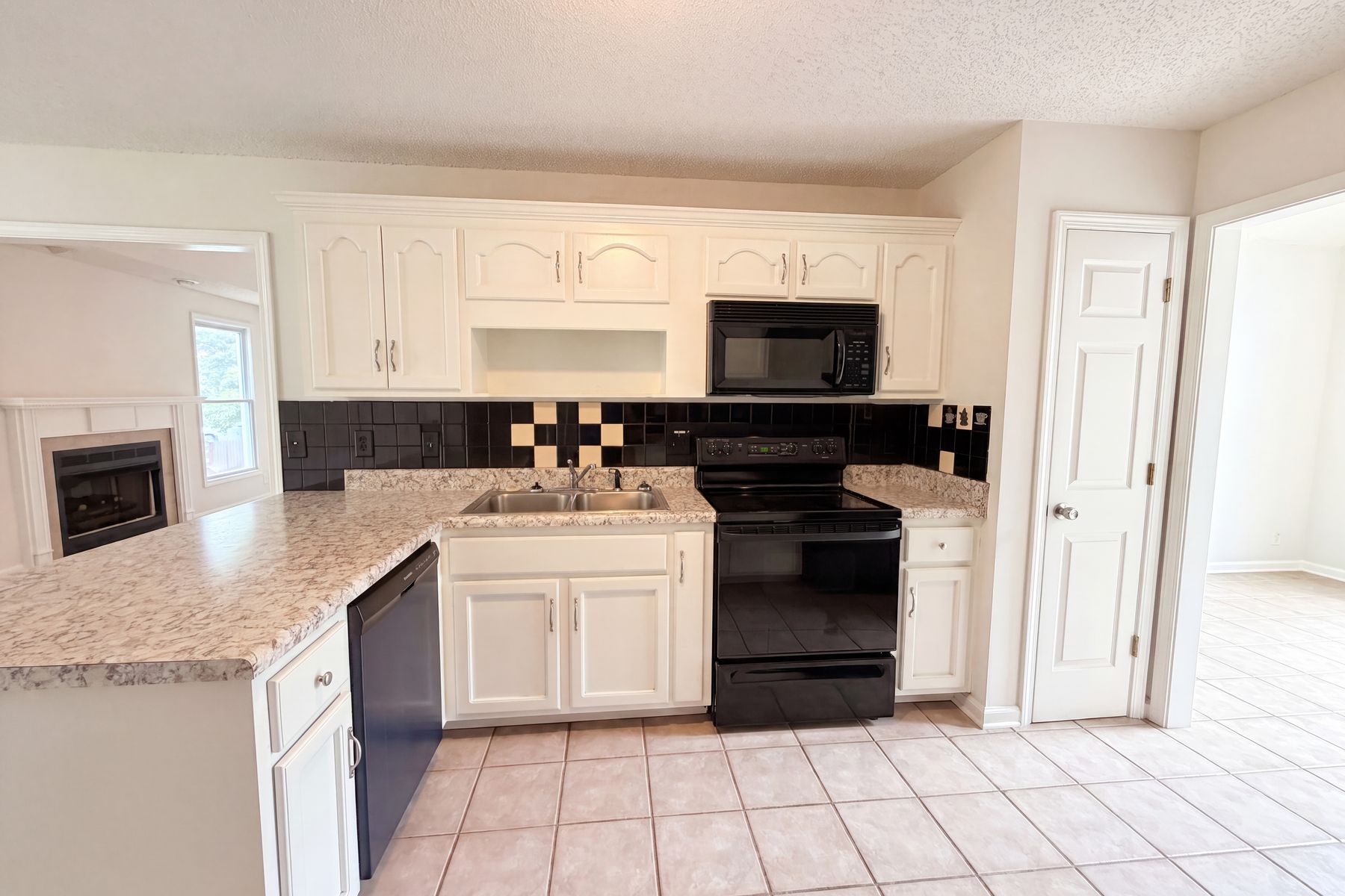 Photo 2 of 17 of 3609 Millington Dr, Clarksville, TN