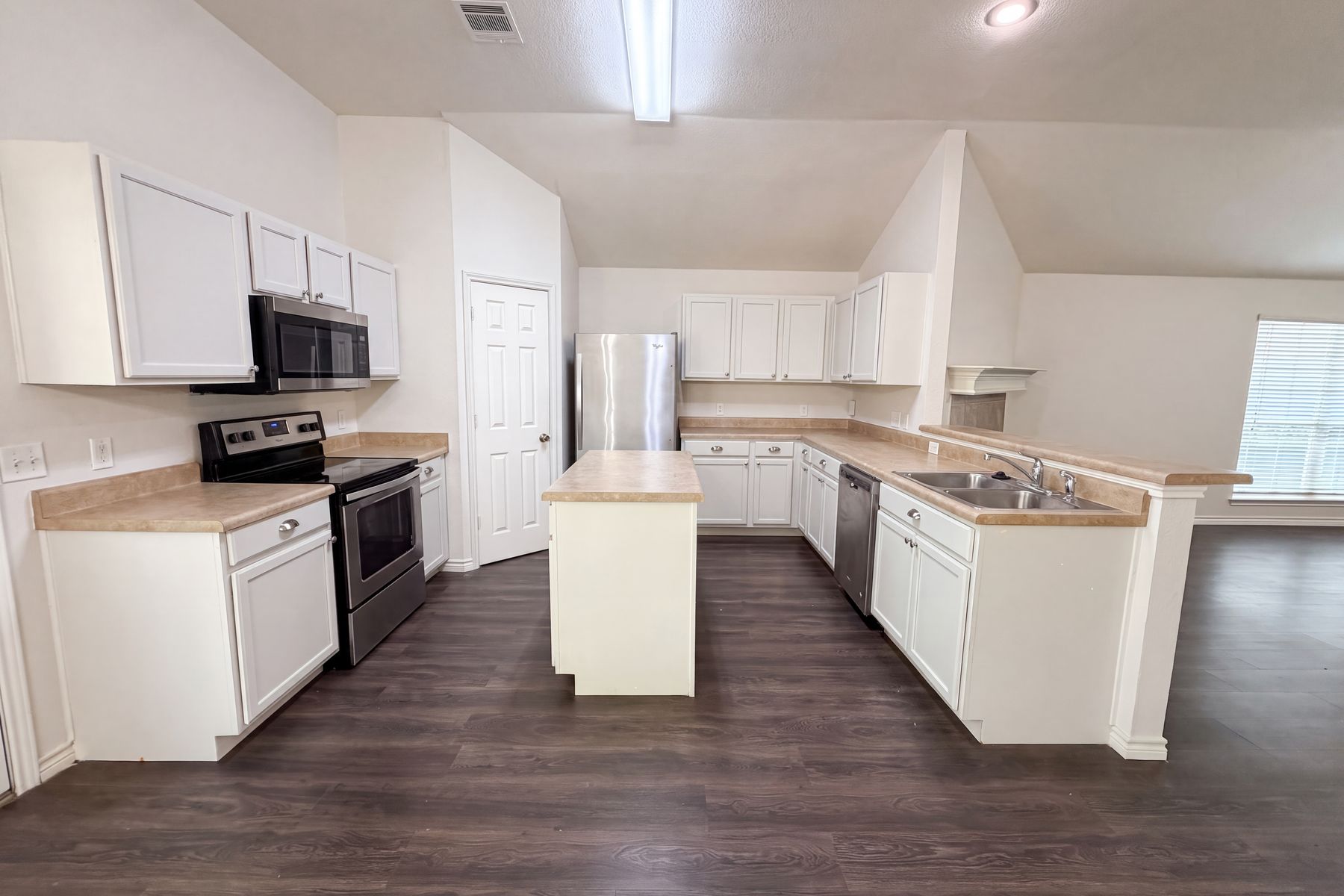 Photo 2 of 21 of 109 Eagle Dr, Luling, TX