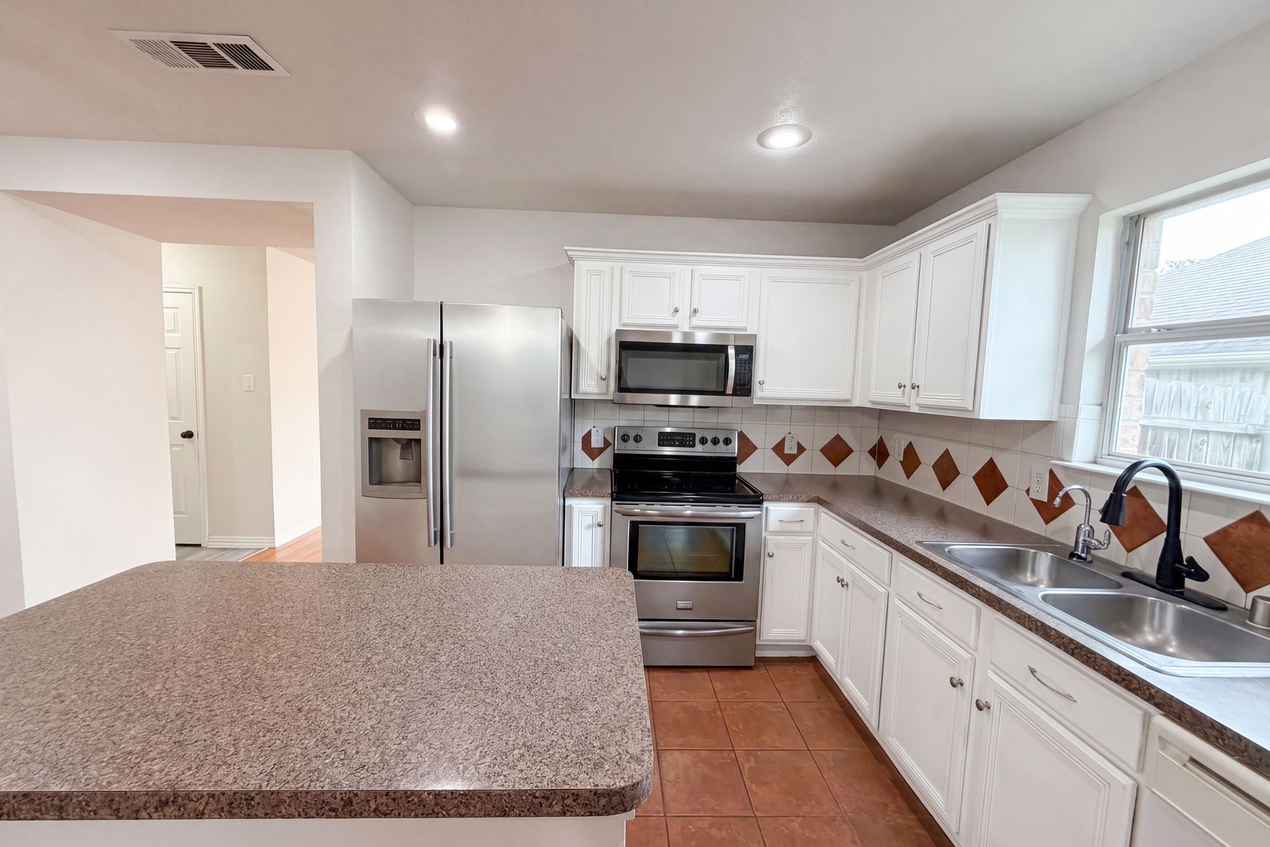 Photo 2 of 19 of 111 Forest Park Ln, Red Oak, TX
