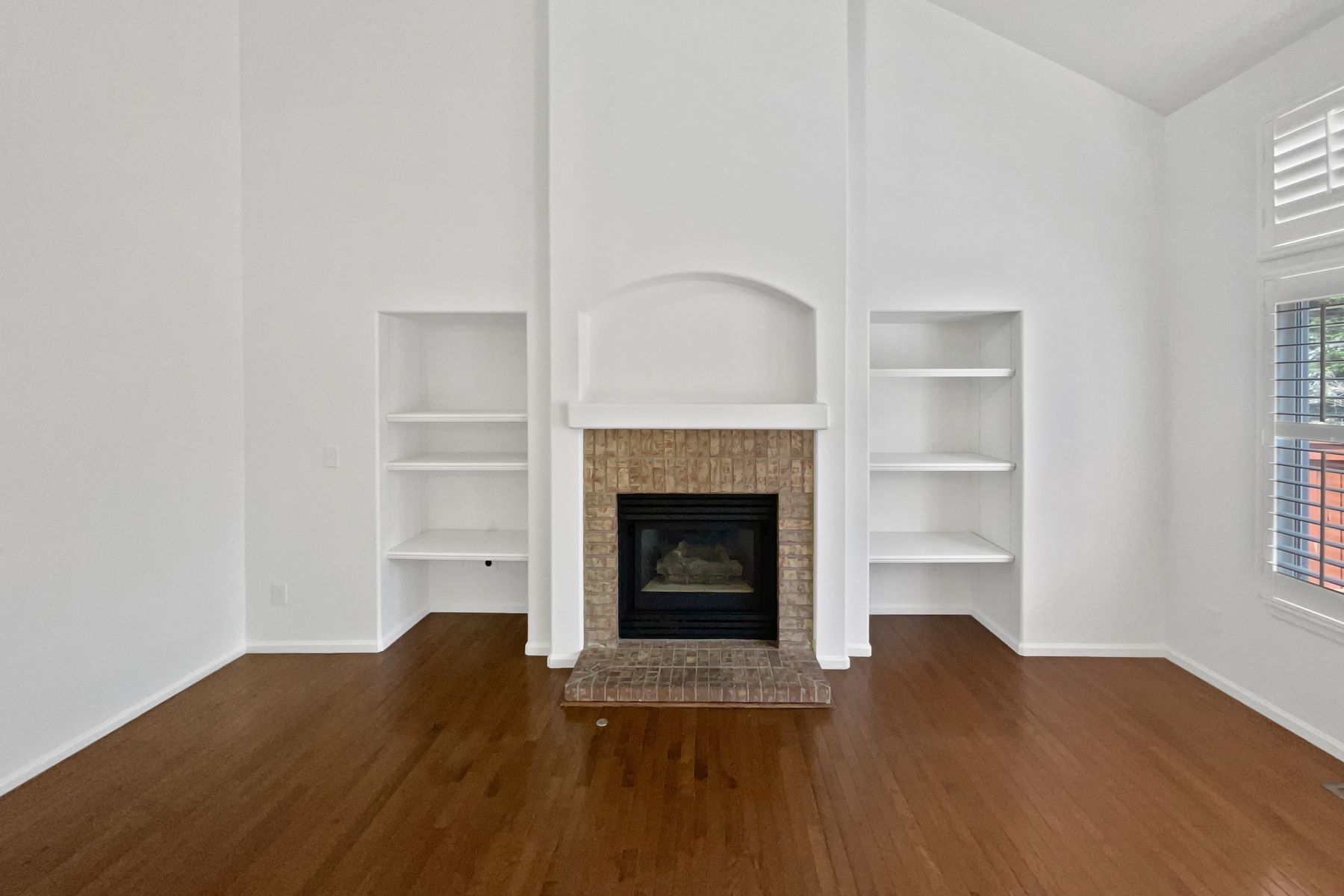 Property photo 3 of 9115 W Hinsdale Pl