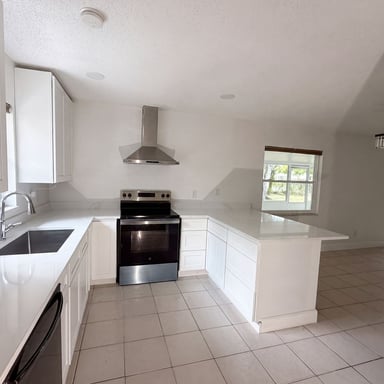 Property photo 2 of 2401 Myakka Dr