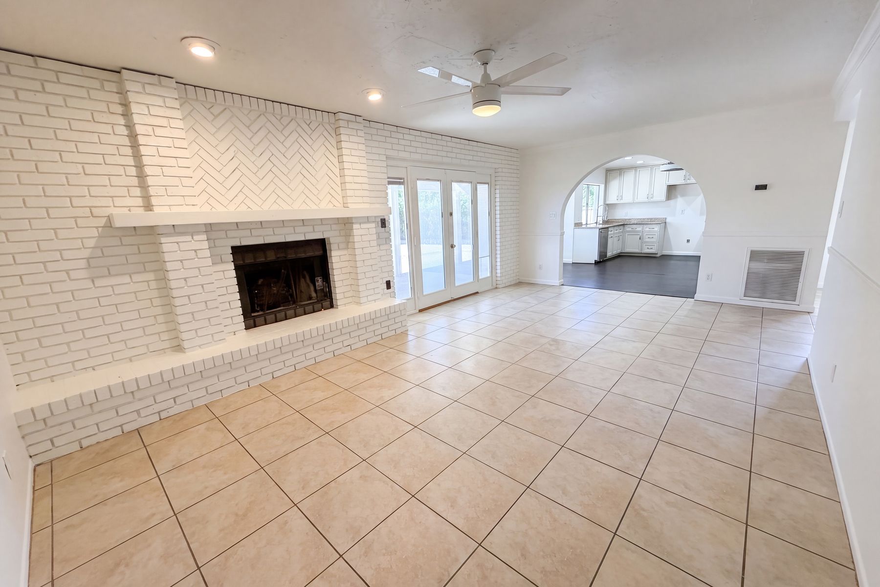 Property photo 3 of 2608 S Mollera