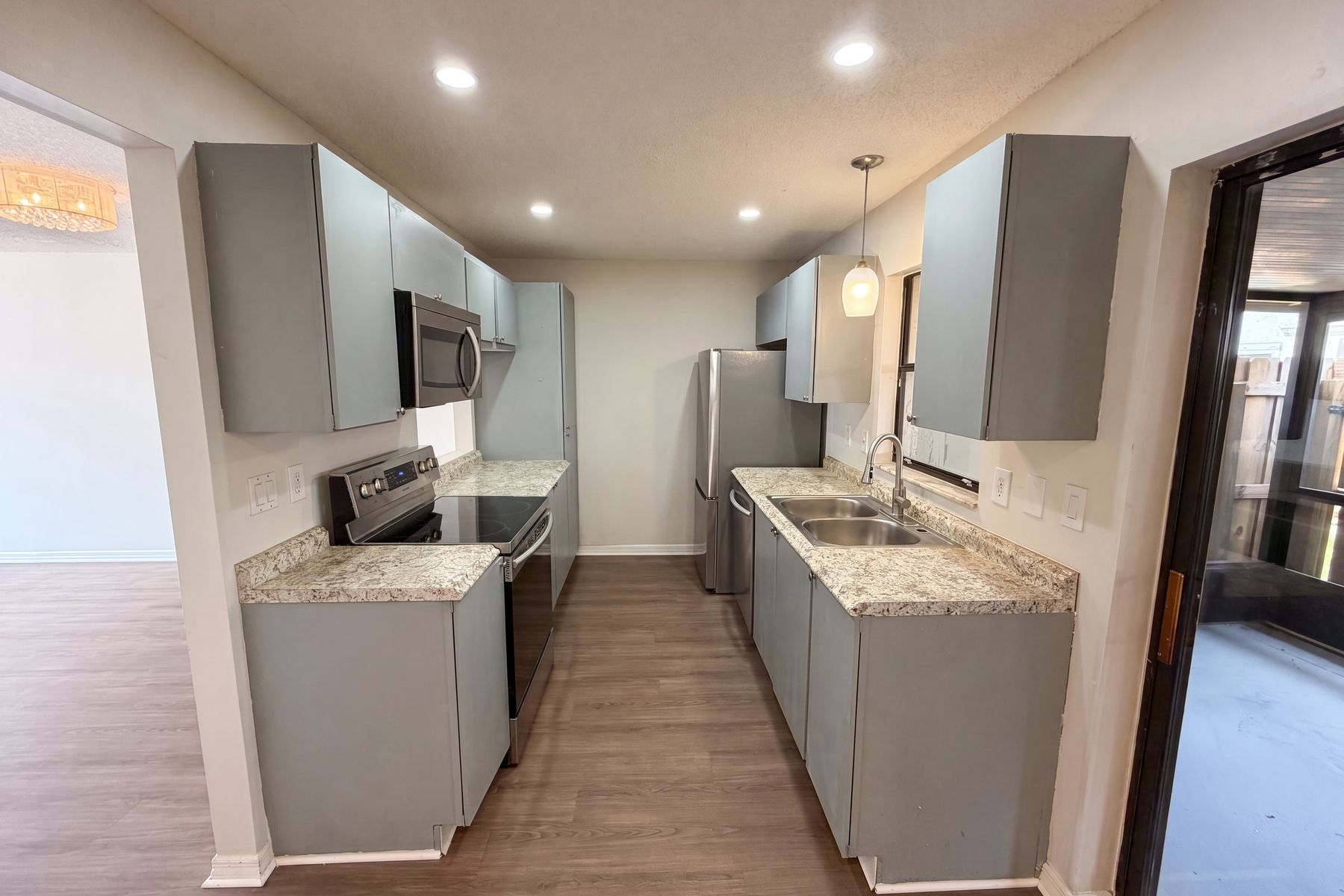 Photo 2 of 24 of 1602 Little Falls Cir, Orlando, FL