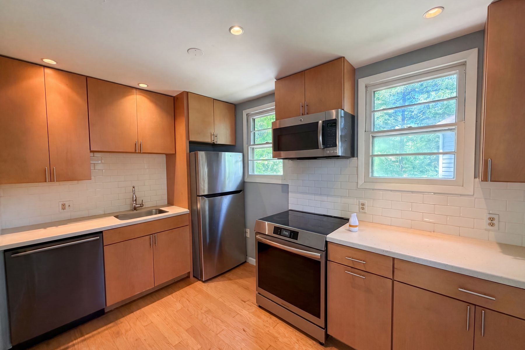 Photo 2 of 39 of 4027 Lawrence Ave, Kensington, MD