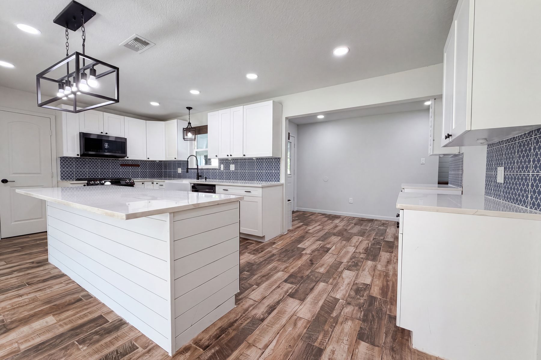 Photo 2 of 17 of 118 S Ringgold St, West Columbia, TX