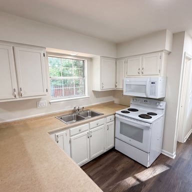 Property photo 2 of 4720 Topsail Ct