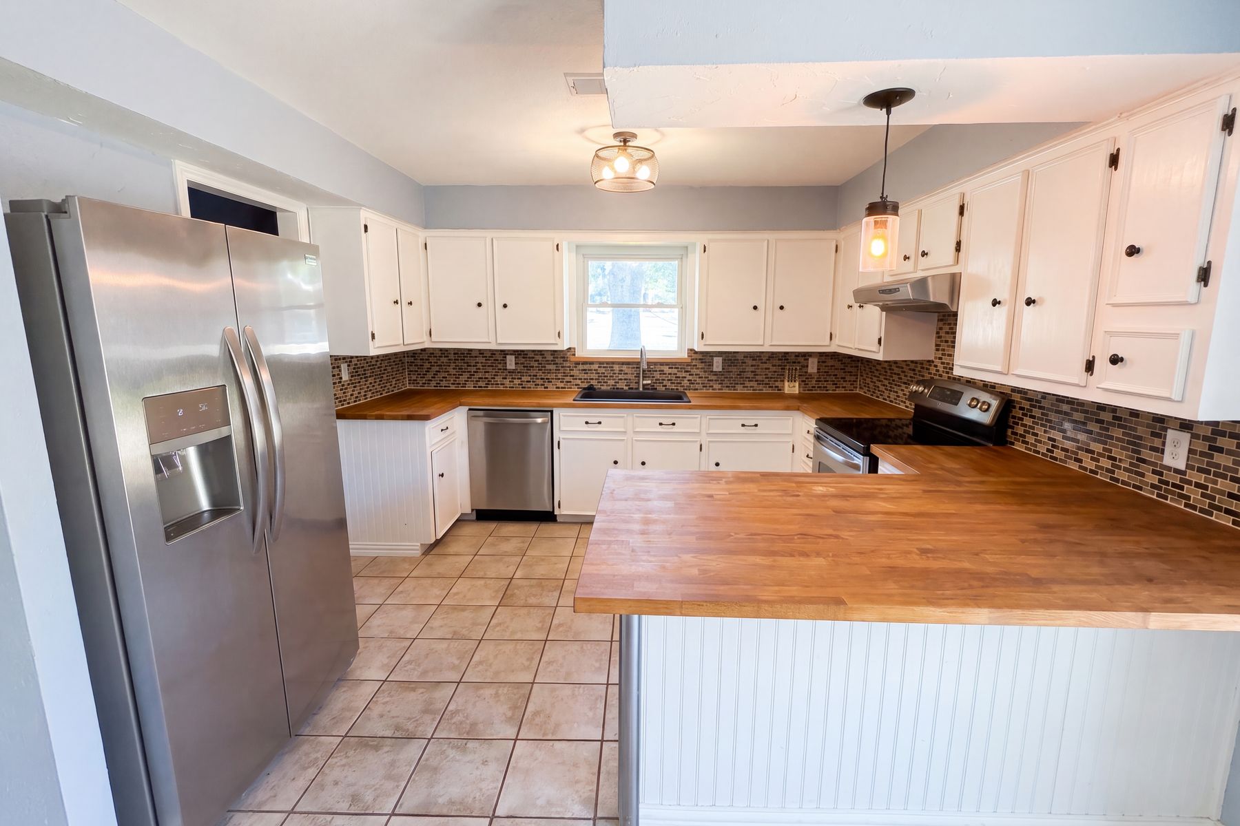 Photo 2 of 16 of 1115 N Waterview Dr, Richardson, TX