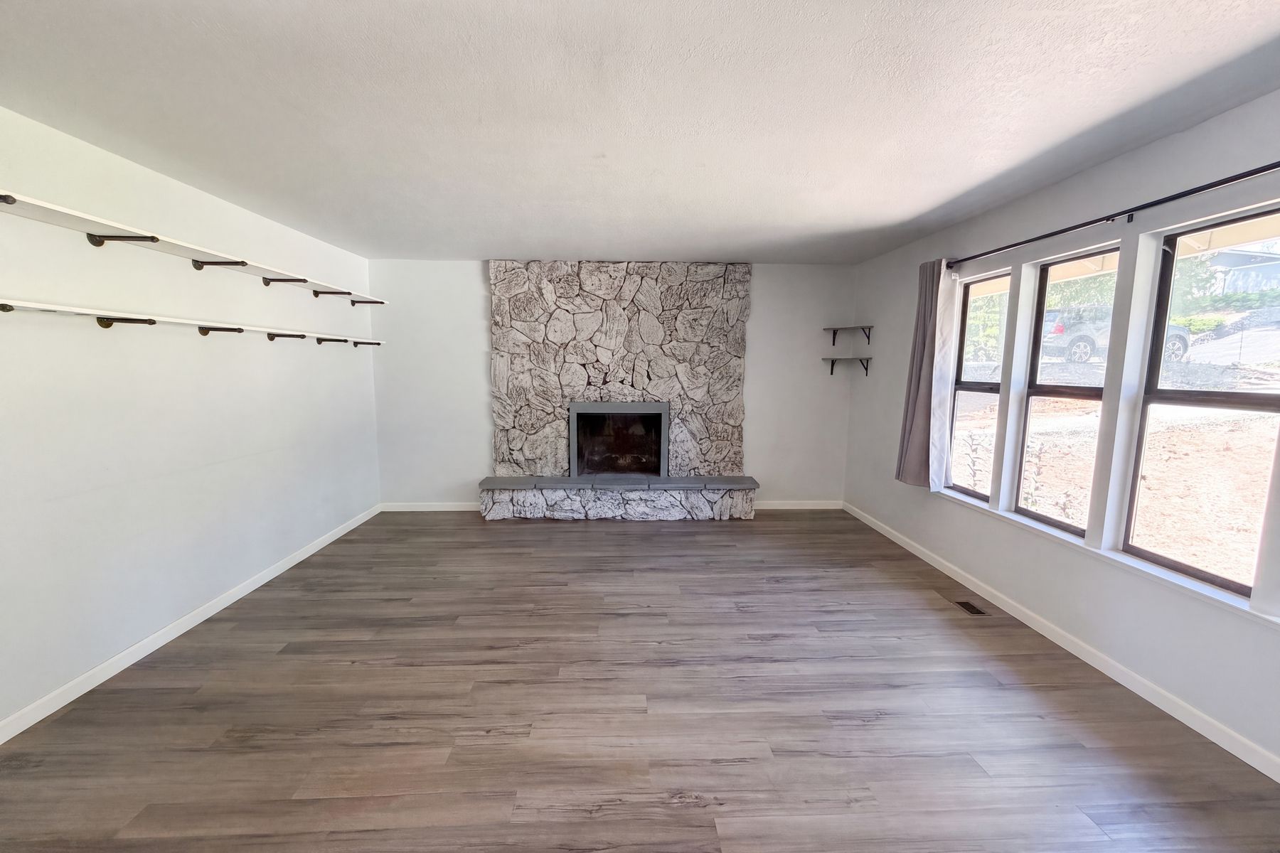 Property photo 3 of 23944 Oakmont Way