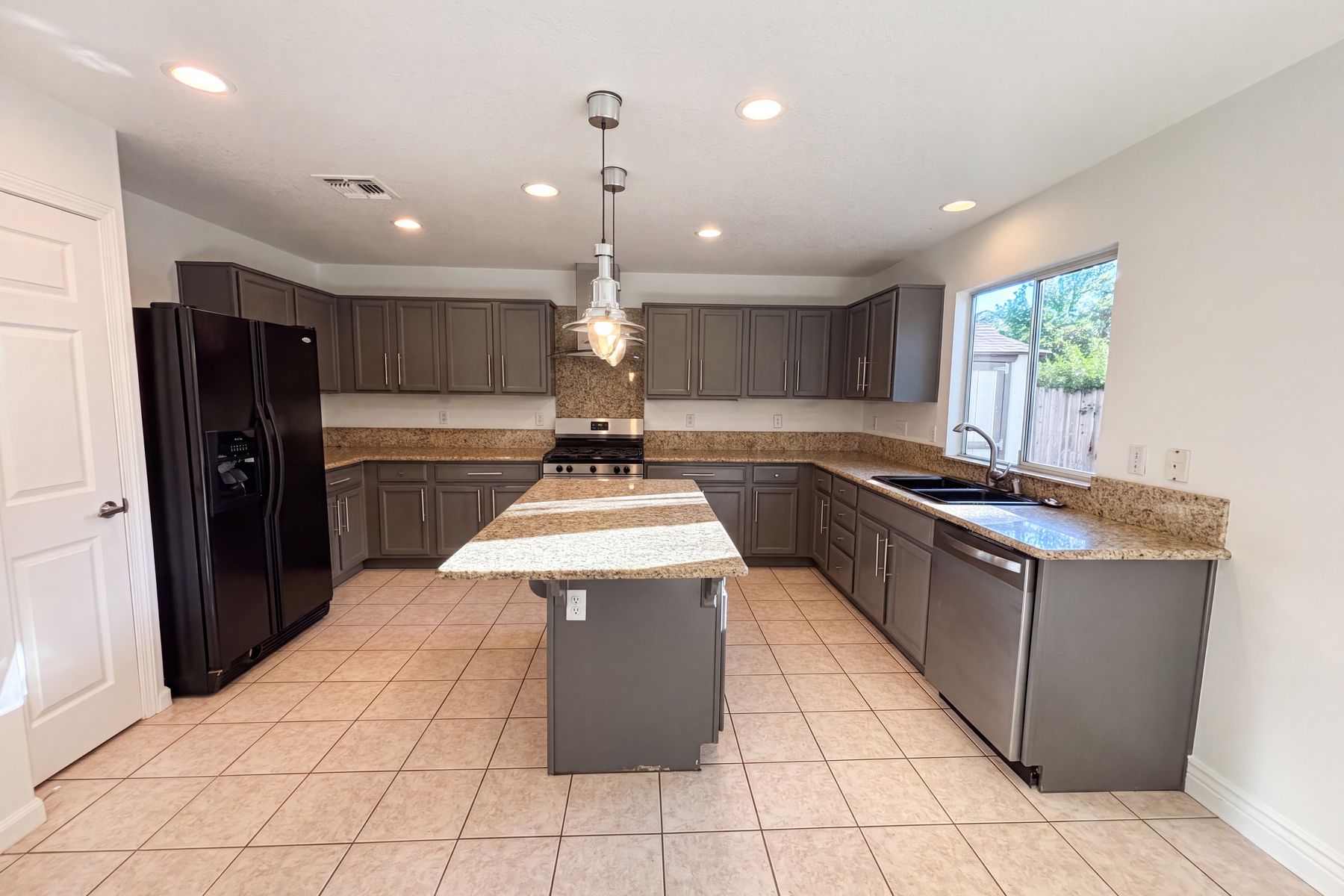 Photo 2 of 26 of 2152 Arnold Dr, Rocklin, CA