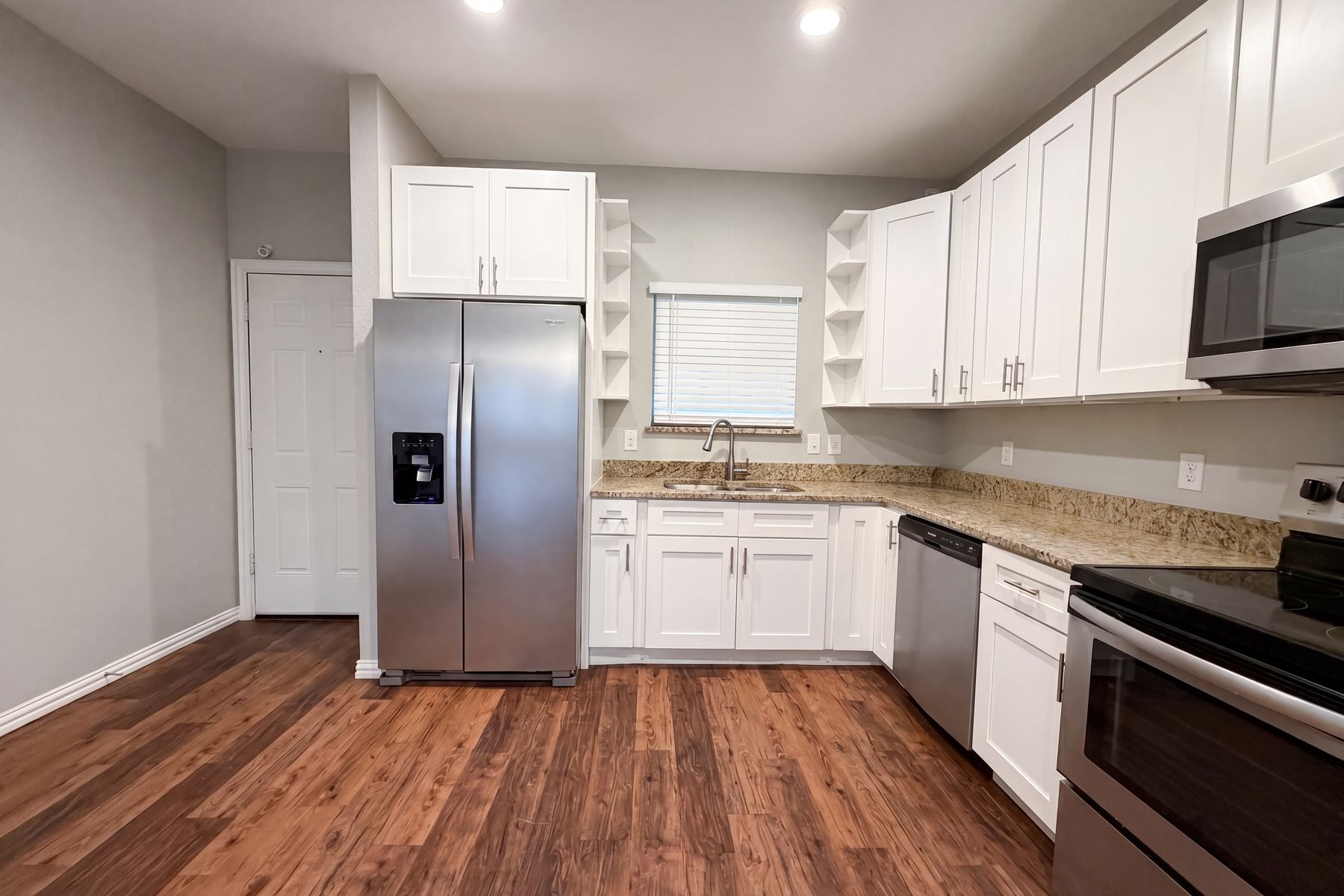 Photo 2 of 18 of 619 E Arlington Ave, Fort Worth, TX
