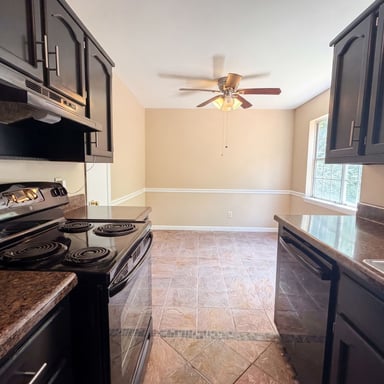 Property photo 2 of 2813 Wood Dr NE