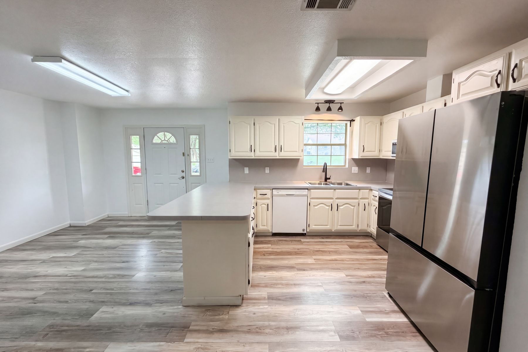 Photo 2 of 16 of 410 Cole Ave, Temple, TX