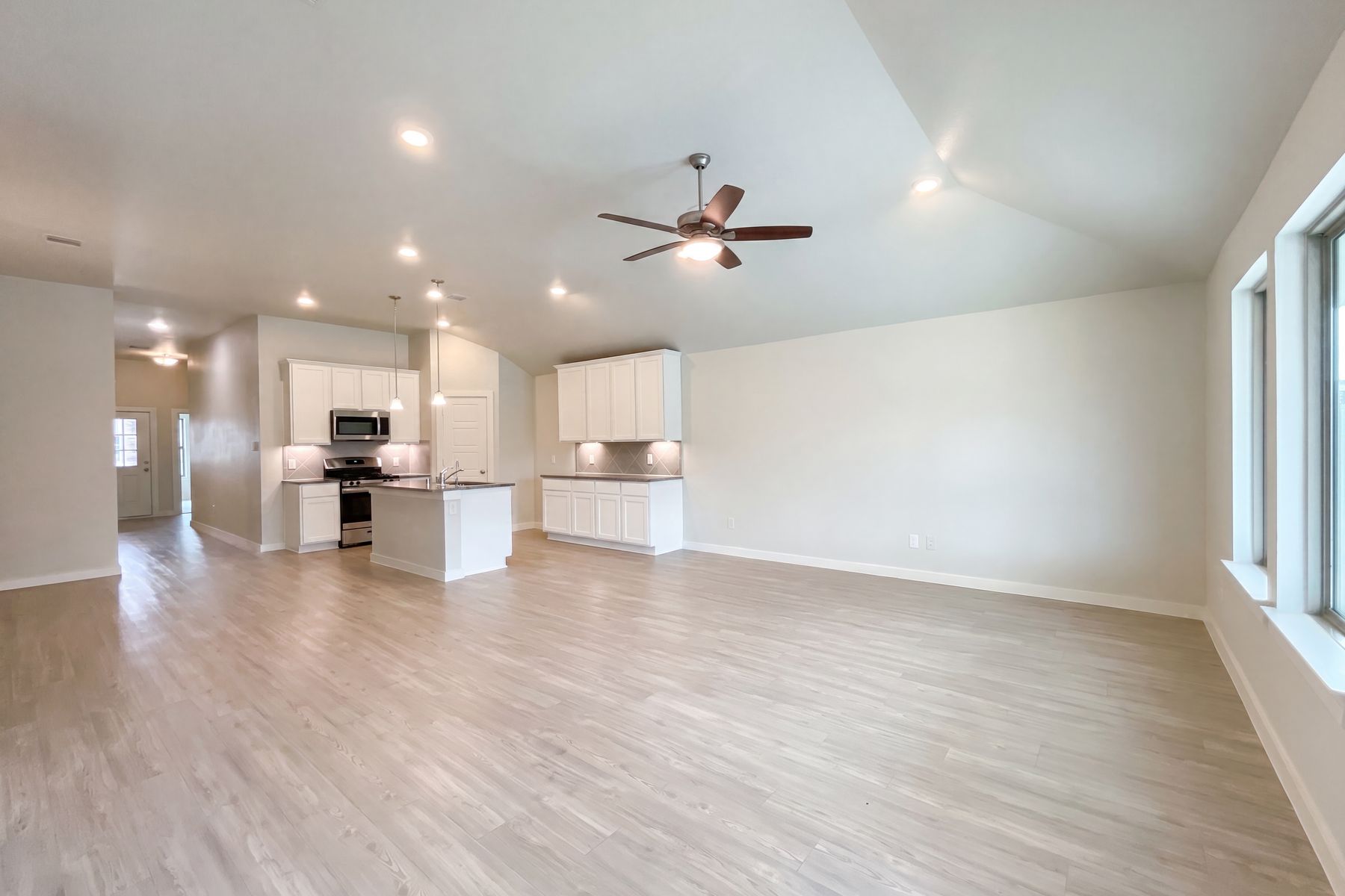 Property photo 3 of 823 Deerhurst Ln