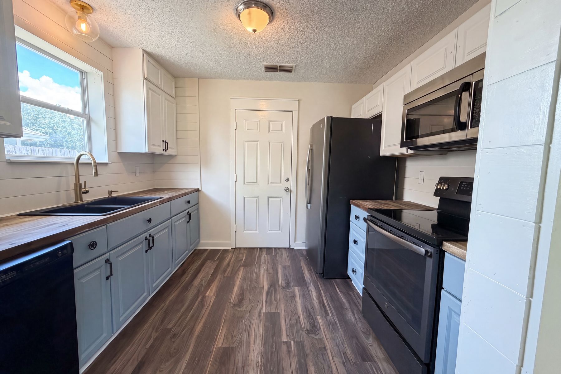 Photo 2 of 16 of 7957 Jacques Dr, Jacksonville, FL