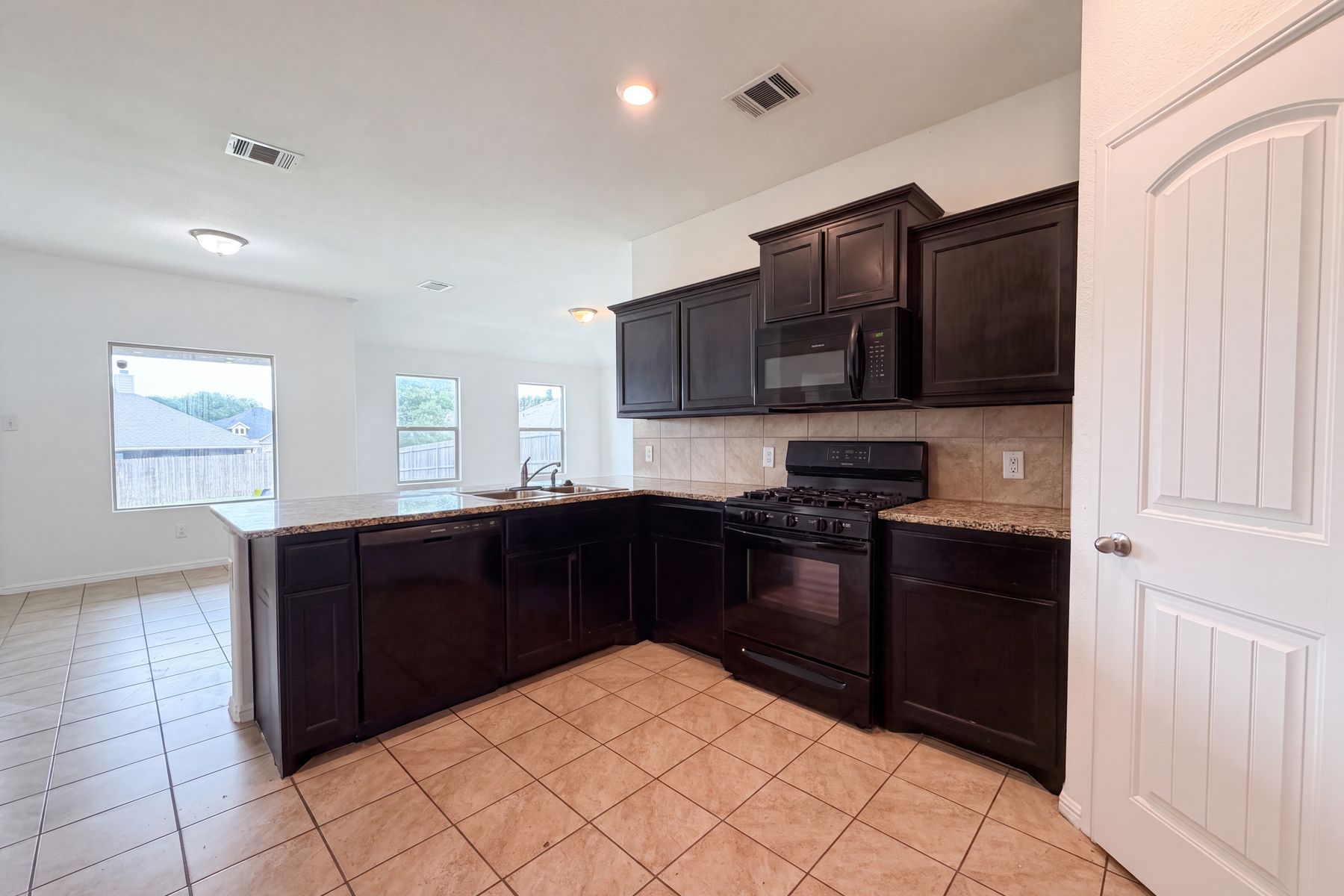 Photo 2 of 16 of 748 Wylie St, Crowley, TX