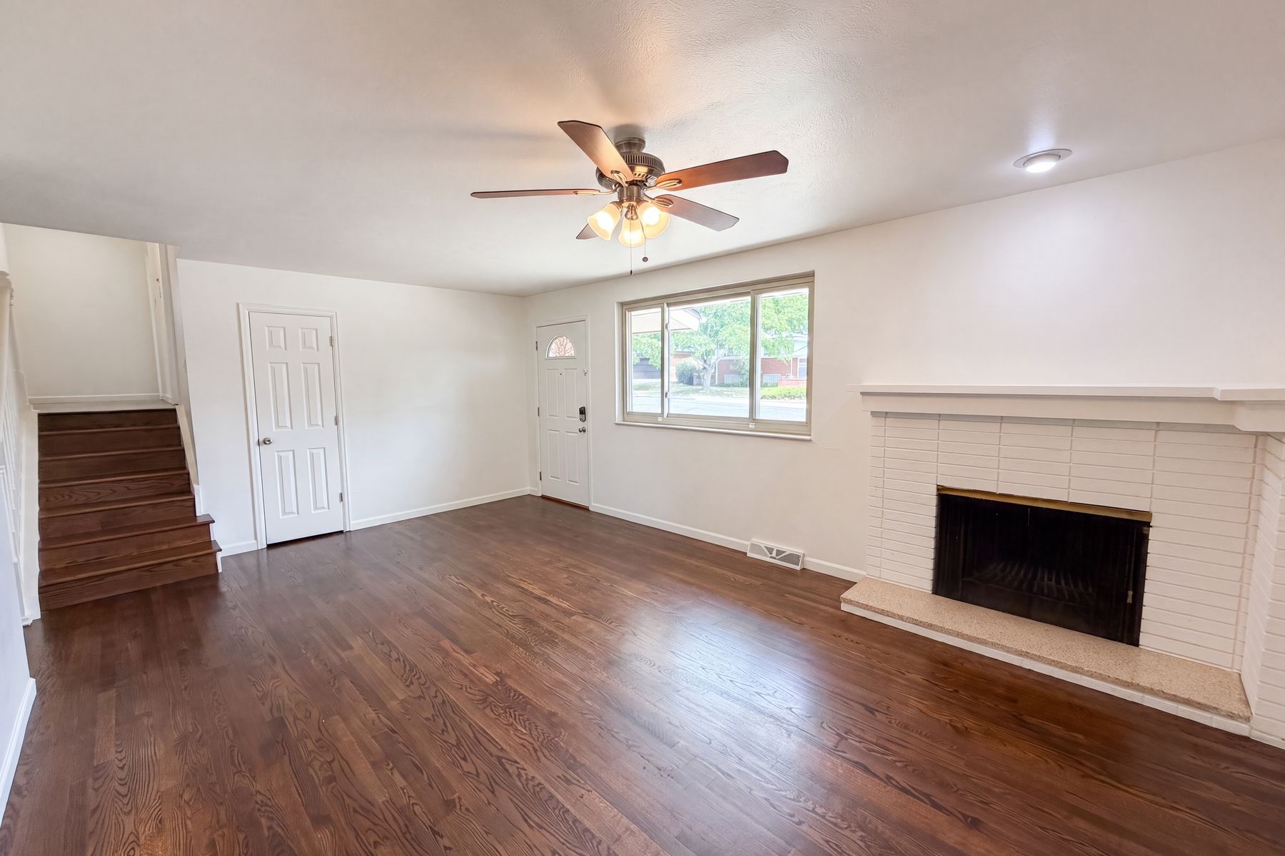 Property photo 3 of 885 W 7th Avenue Dr