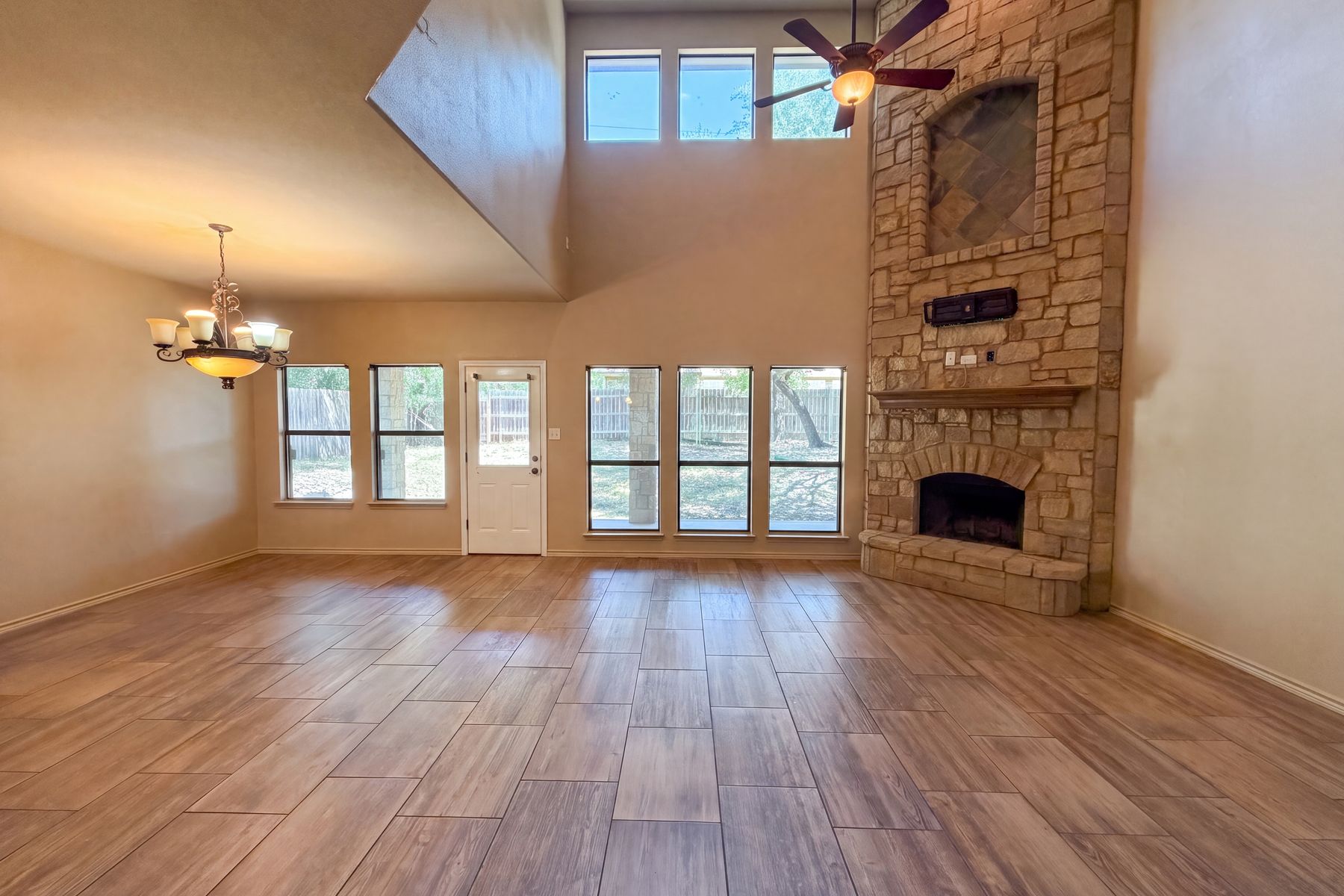 Property photo 3 of 1305 Rocky Ridge Trl