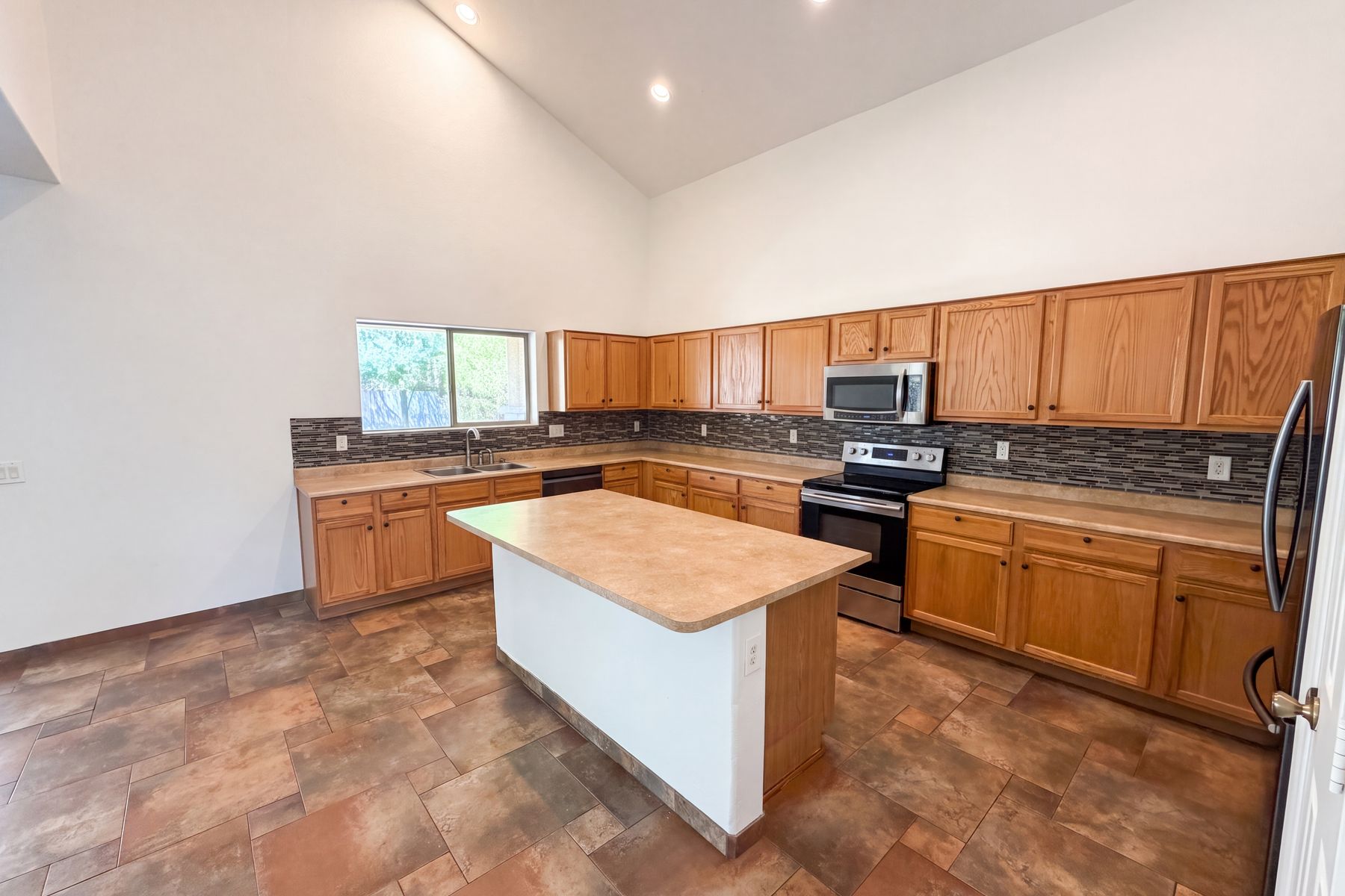 Photo 2 of 39 of 7428 S 15th Dr, Phoenix, AZ