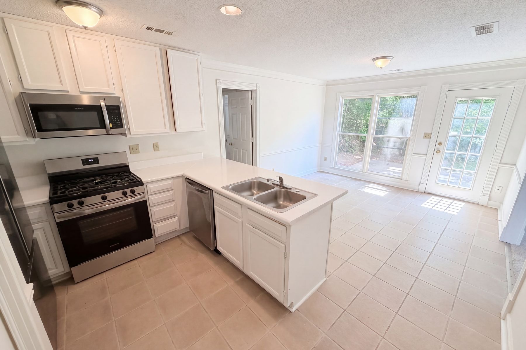 Photo 2 of 26 of 1150 Magnolia Way SE, Smyrna, GA