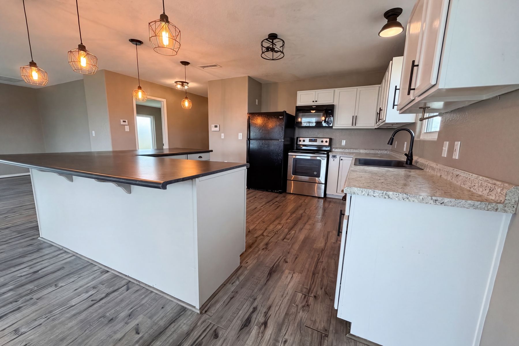 Photo 2 of 19 of 552 Marshall Johnson Ave S, Port Lavaca, TX