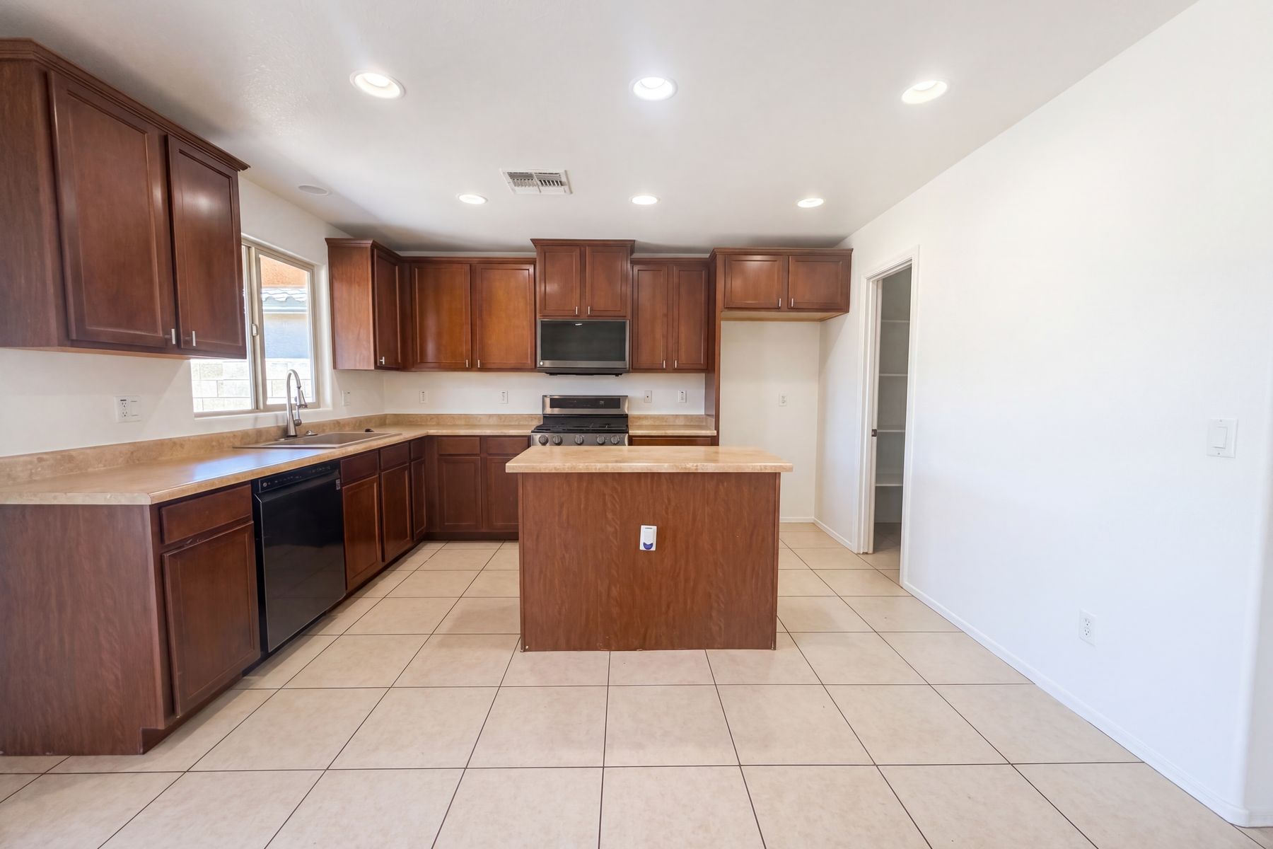 Photo 2 of 18 of 1043 E Daniella Dr, San Tan Valley, AZ