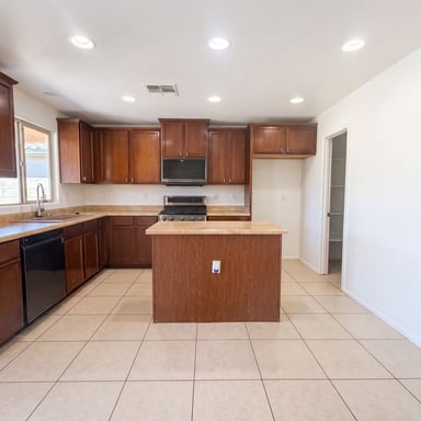 Property photo 2 of 1043 E Daniella Dr