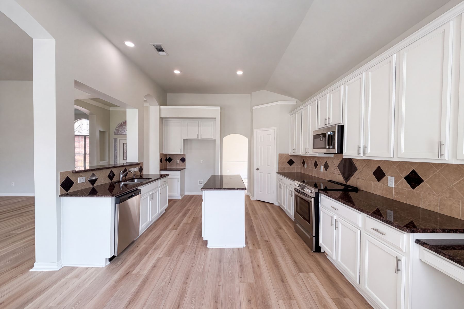 Photo 2 of 31 of 1221 Old Oak Trl, Flower Mound, TX