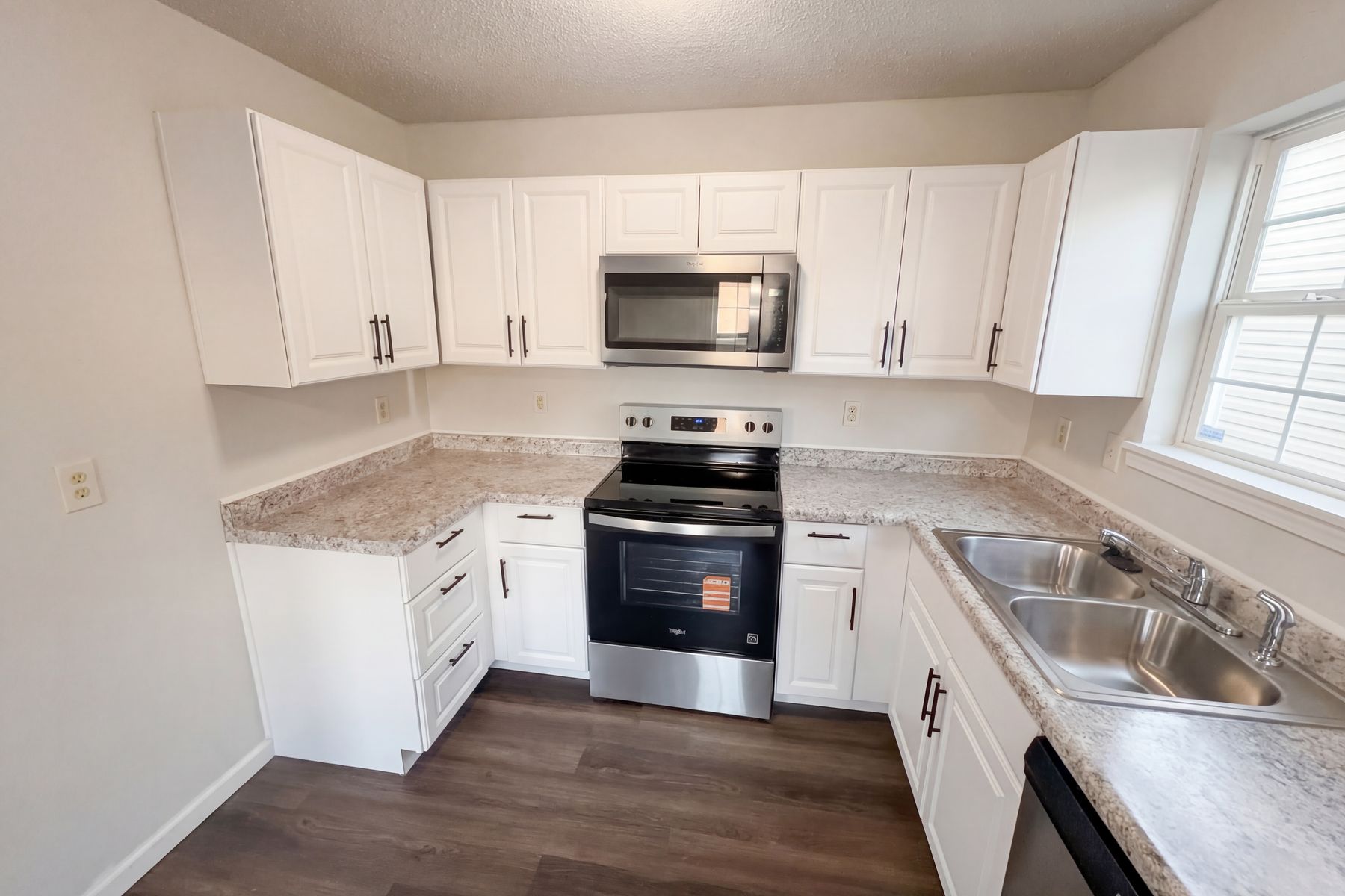 Photo 2 of 20 of 6654 Hazelhatch Dr, Indianapolis, IN