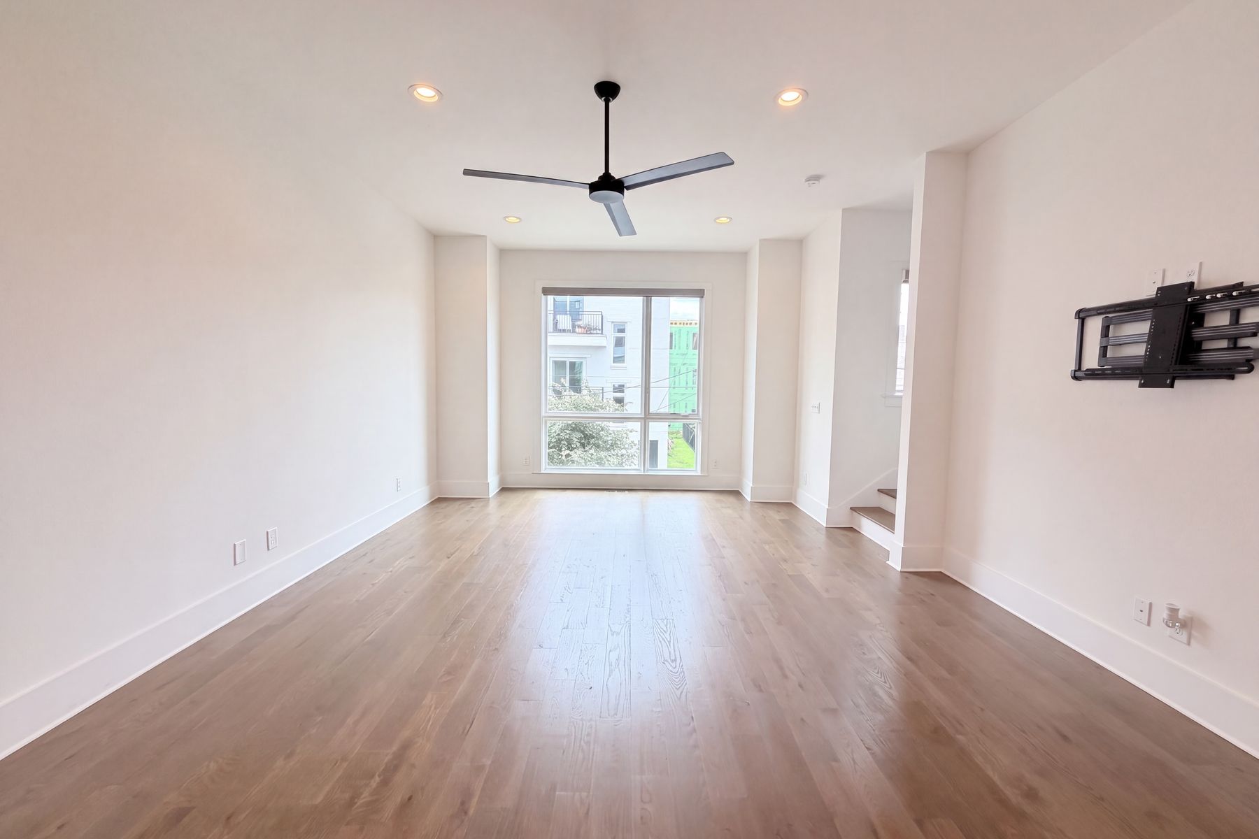 Property photo 3 of 1012 Scovel St