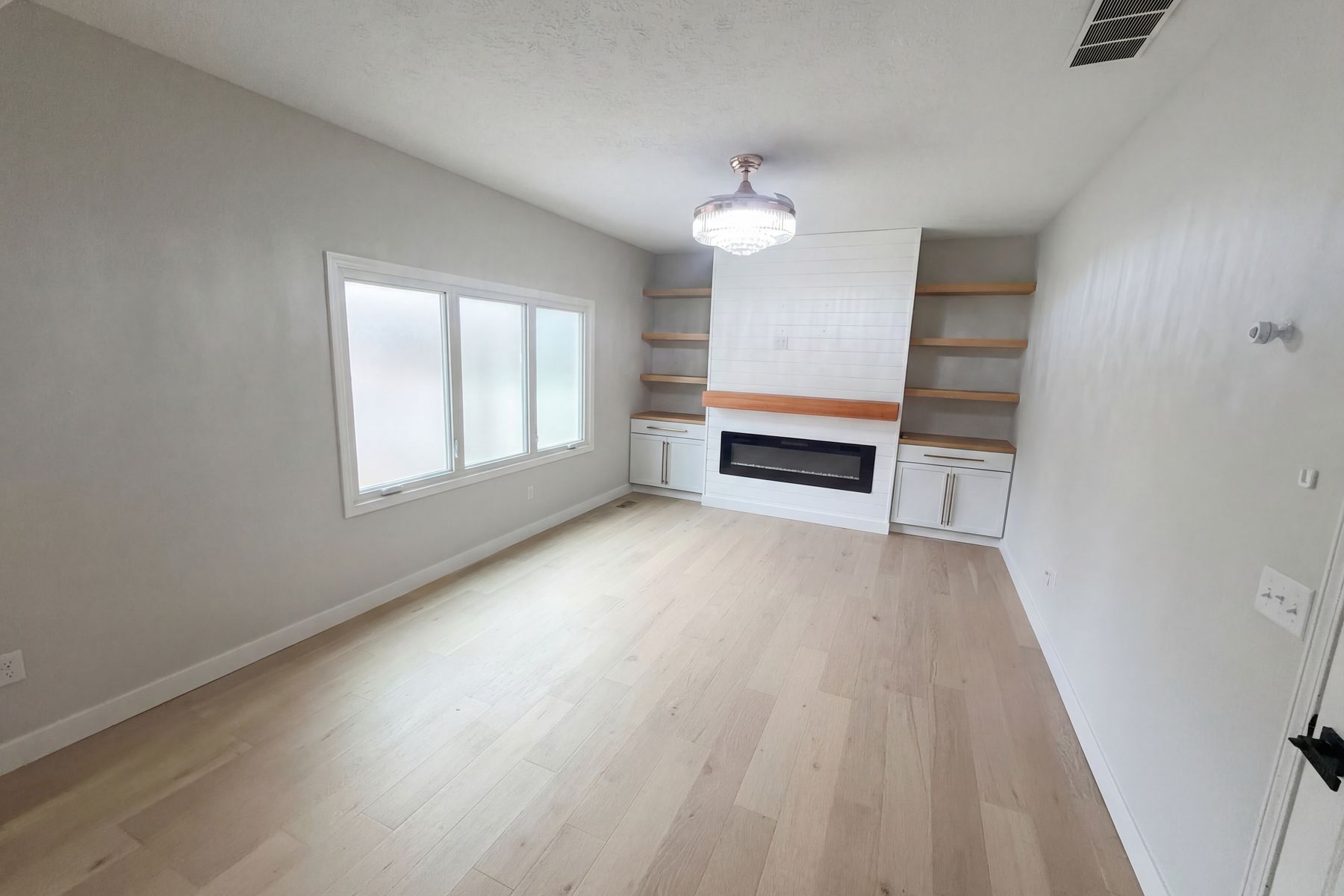 Property photo 3 of 12825 Clifford Cir