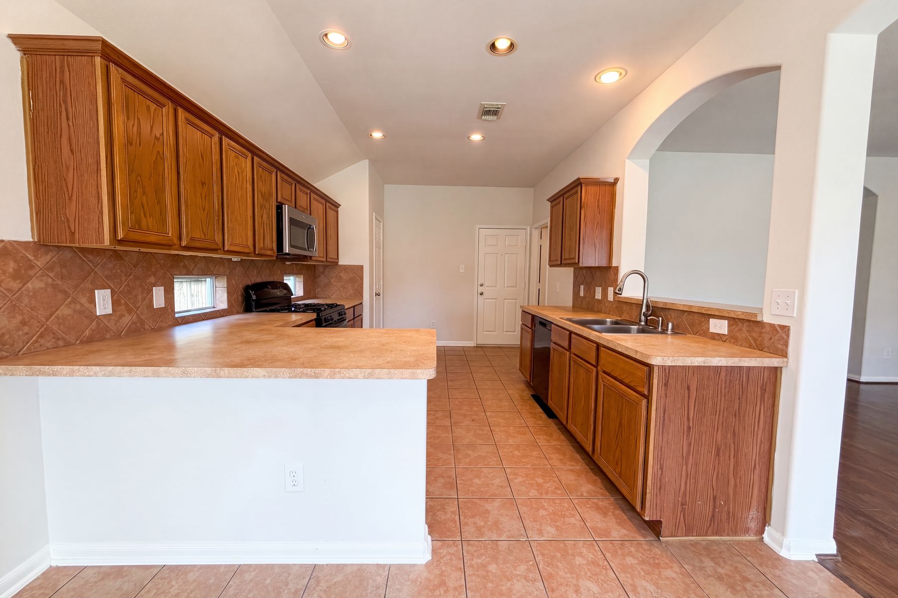 Photo 2 of 20 of 6843 Tammany Manor Ln, Spring, TX