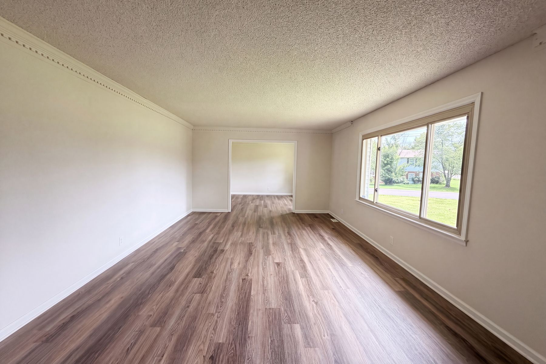 Property photo 3 of 212 Islandia Ct W