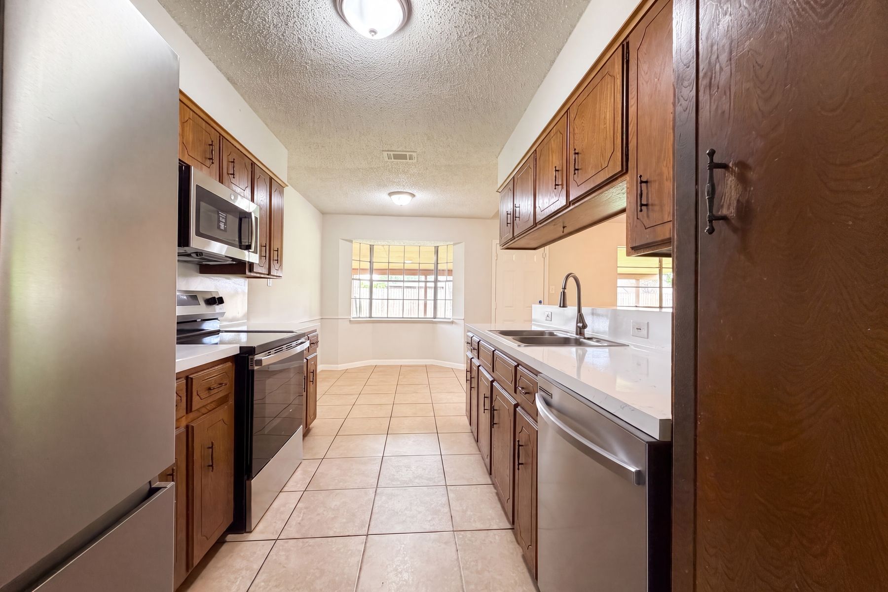 Photo 2 of 17 of 8 Sunnybrook St, Angleton, TX